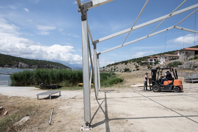 «Στο πόδι» το χωριό Ψαράδες στις Πρέσπες -Στήνουν τέντες και κιόσκια για τη συμφωνία Τσίπρα-Ζάεφ [εικόνες] | iefimerida.gr 2