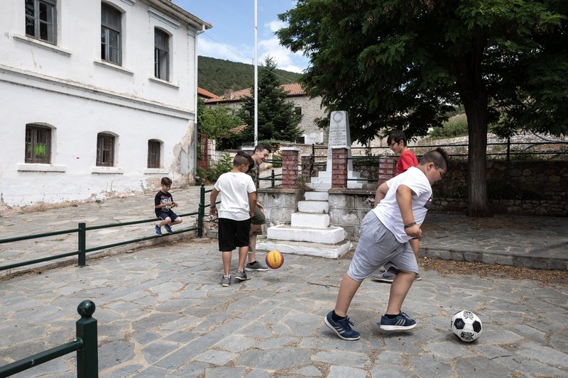 «Στο πόδι» το χωριό Ψαράδες στις Πρέσπες -Στήνουν τέντες και κιόσκια για τη συμφωνία Τσίπρα-Ζάεφ [εικόνες] | iefimerida.gr 10