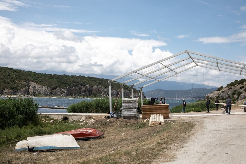 «Στο πόδι» το χωριό Ψαράδες στις Πρέσπες -Στήνουν τέντες και κιόσκια για τη συμφωνία Τσίπρα-Ζάεφ [εικόνες] | iefimerida.gr 1