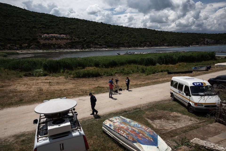 «Στο πόδι» το χωριό Ψαράδες στις Πρέσπες -Στήνουν τέντες και κιόσκια για τη συμφωνία Τσίπρα-Ζάεφ [εικόνες] | iefimerida.gr 4
