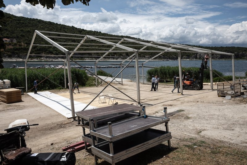 «Στο πόδι» το χωριό Ψαράδες στις Πρέσπες -Στήνουν τέντες και κιόσκια για τη συμφωνία Τσίπρα-Ζάεφ [εικόνες] | iefimerida.gr 6