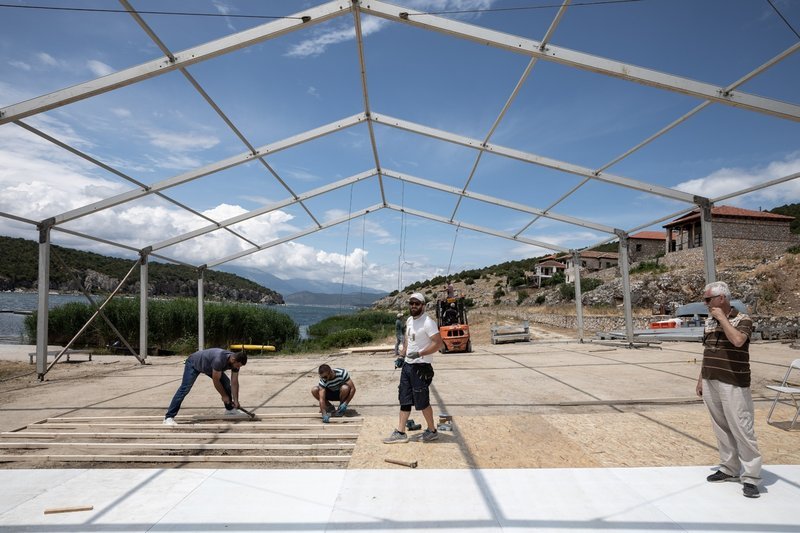 «Στο πόδι» το χωριό Ψαράδες στις Πρέσπες -Στήνουν τέντες και κιόσκια για τη συμφωνία Τσίπρα-Ζάεφ [εικόνες] | iefimerida.gr 7