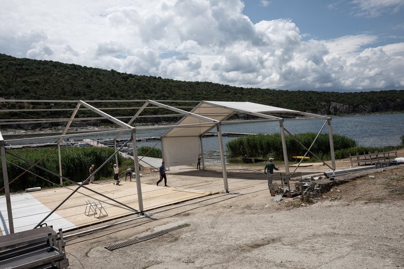 «Στο πόδι» το χωριό Ψαράδες στις Πρέσπες -Στήνουν τέντες και κιόσκια για τη συμφωνία Τσίπρα-Ζάεφ [εικόνες] | iefimerida.gr 5