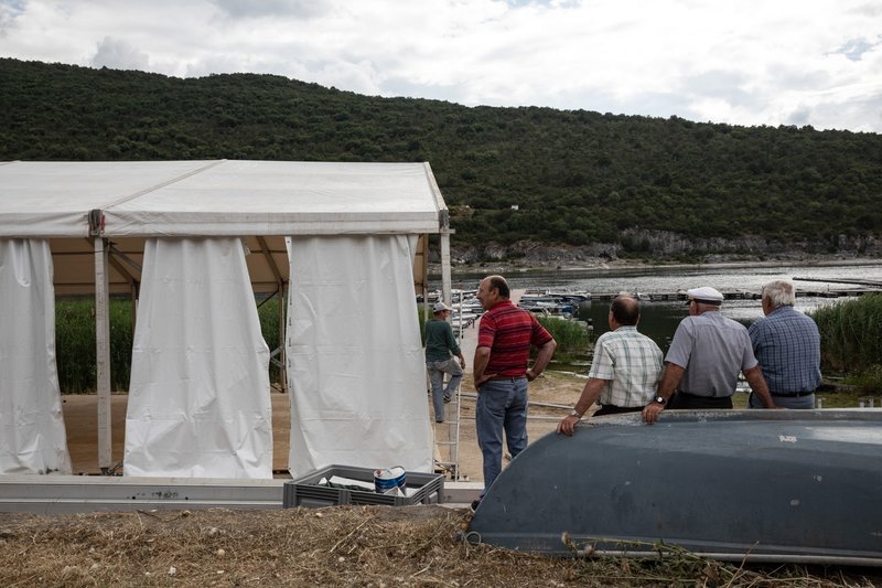 «Στο πόδι» το χωριό Ψαράδες στις Πρέσπες -Στήνουν τέντες και κιόσκια για τη συμφωνία Τσίπρα-Ζάεφ [εικόνες] | iefimerida.gr 3