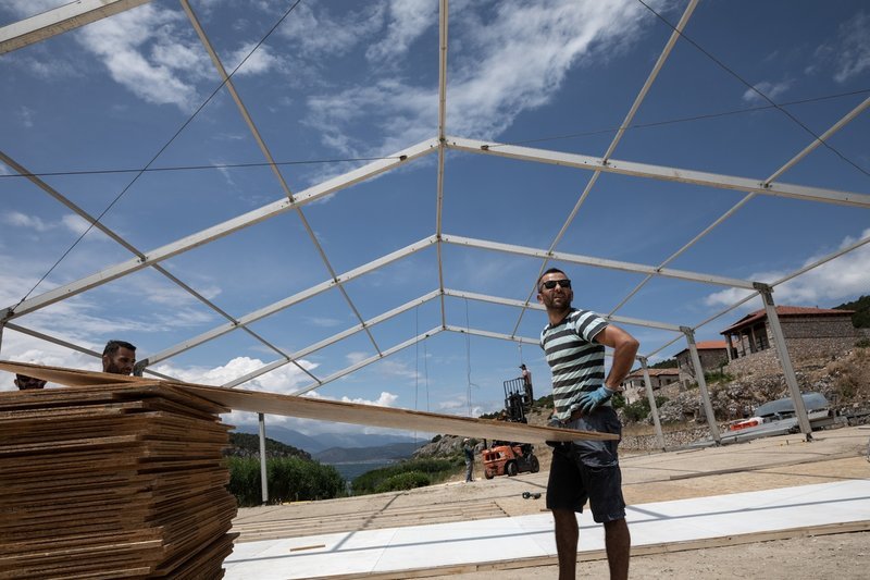 «Στο πόδι» το χωριό Ψαράδες στις Πρέσπες -Στήνουν τέντες και κιόσκια για τη συμφωνία Τσίπρα-Ζάεφ [εικόνες] | iefimerida.gr 0