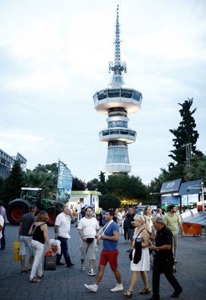 Tι είναι η ΔΕΘ; Περίπατος χεράκι χεράκι, ελέφαντες και μπαλόνια στη φθινοπωρινή βόλτα της Θεσσαλονίκης [εικόνες] | iefimerida.gr 1