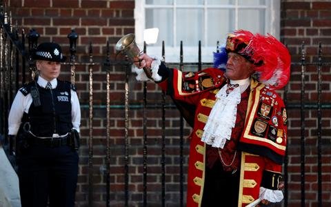 Φρενίτιδα έξω από το μαιευτήριο που γέννησε η Κέιτ - Αναμένουν να δουν τον διάδοχο [εικόνες]  | iefimerida.gr 1