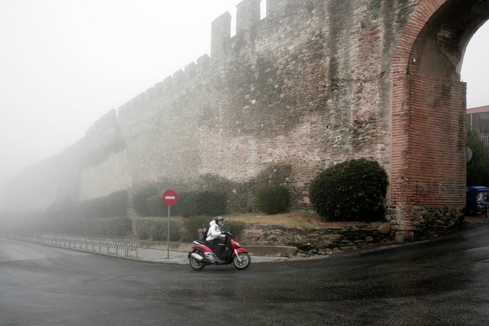 Η άγρια ομορφιά της Θεσσαλονίκης μέσα στην ομίχλη που τύλιξε την πόλη από το πρωί [εικόνες] | iefimerida.gr 2