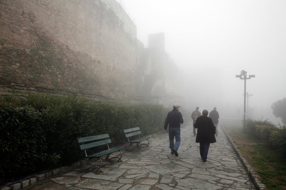 Η άγρια ομορφιά της Θεσσαλονίκης μέσα στην ομίχλη που τύλιξε την πόλη από το πρωί [εικόνες] | iefimerida.gr 1