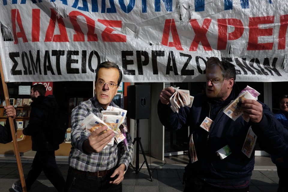 O Σαμαράς «κατέβηκε» σε διαδήλωση κραδαίνοντας χαρτονομίσματα [εικόνα] | iefimerida.gr 0