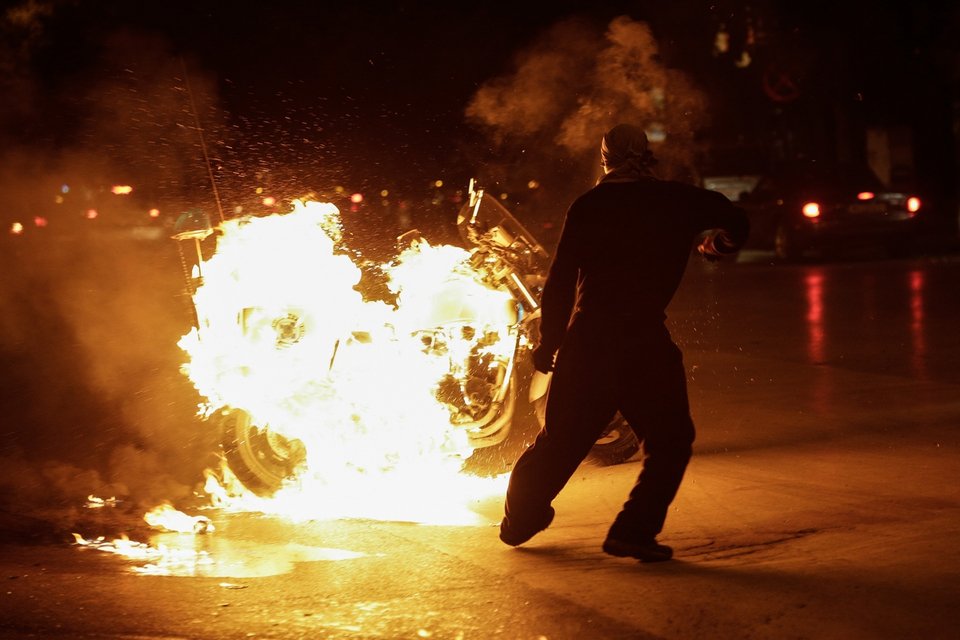 Αντιεξουσιαστές χτύπησαν τροχονόμο και του έκαψαν τη μοτοσυκλέτα [εικόνες] | iefimerida.gr 0
