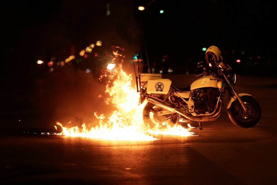 Αντιεξουσιαστές χτύπησαν τροχονόμο και του έκαψαν τη μοτοσυκλέτα [εικόνες] | iefimerida.gr 1