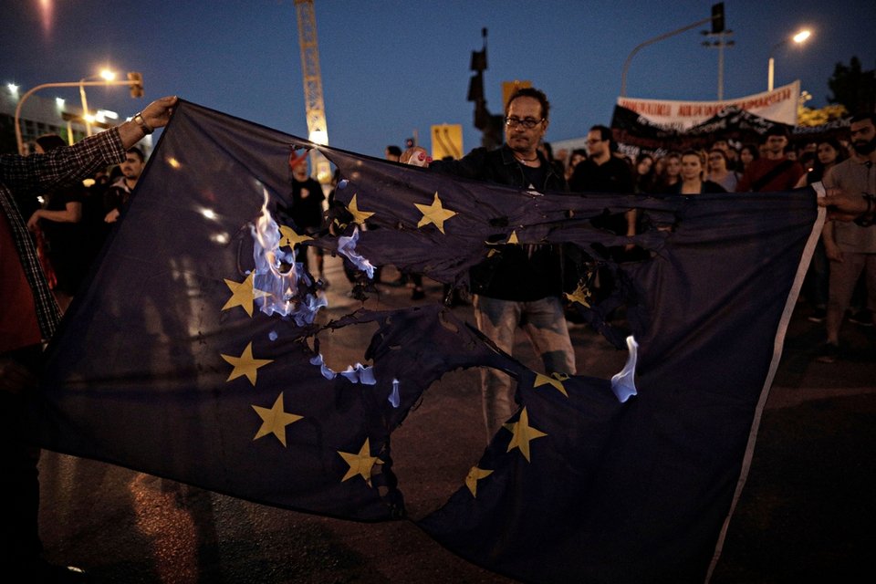 Αναρχικοί έκαψαν το φυλάκιο του Αγνωστου Στρατιώτη [εικόνες] | iefimerida.gr 19