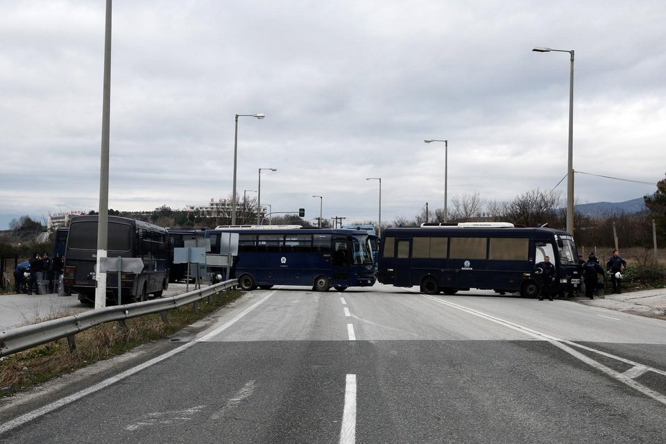 Στους δρόμους οι αγρότες για το ασφαλιστικό – Ενταση με την Αστυνομία [εικόνες & βίντεο] | iefimerida.gr 4