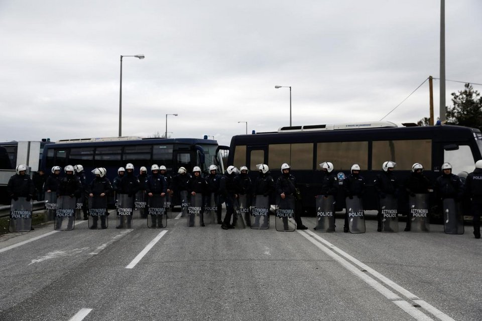 Στους δρόμους οι αγρότες για το ασφαλιστικό – Ενταση με την Αστυνομία [εικόνες & βίντεο] | iefimerida.gr 6