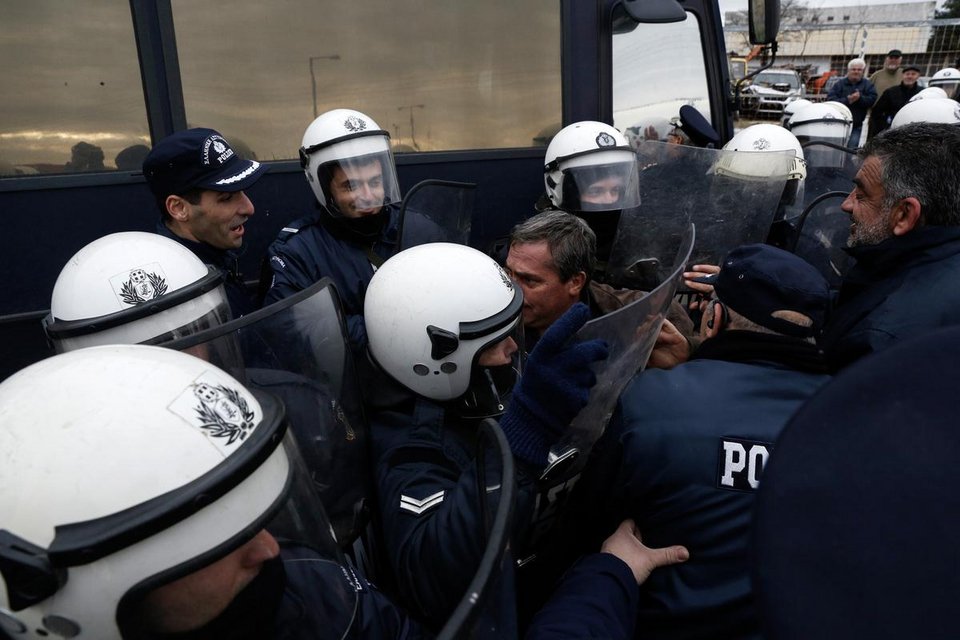 Στους δρόμους οι αγρότες για το ασφαλιστικό – Ενταση με την Αστυνομία [εικόνες & βίντεο] | iefimerida.gr 5