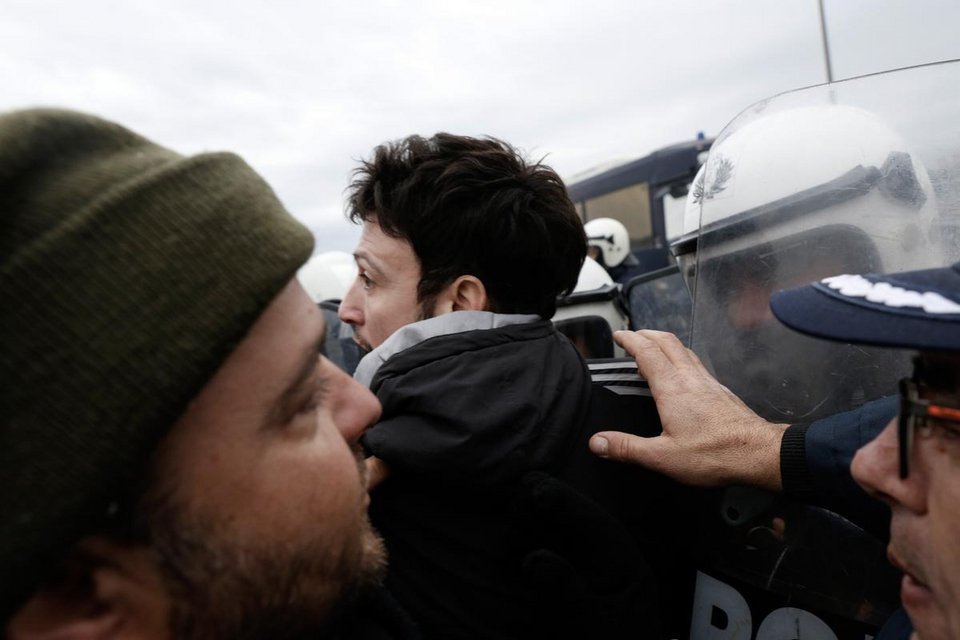 Στους δρόμους οι αγρότες για το ασφαλιστικό – Ενταση με την Αστυνομία [εικόνες & βίντεο] | iefimerida.gr 7