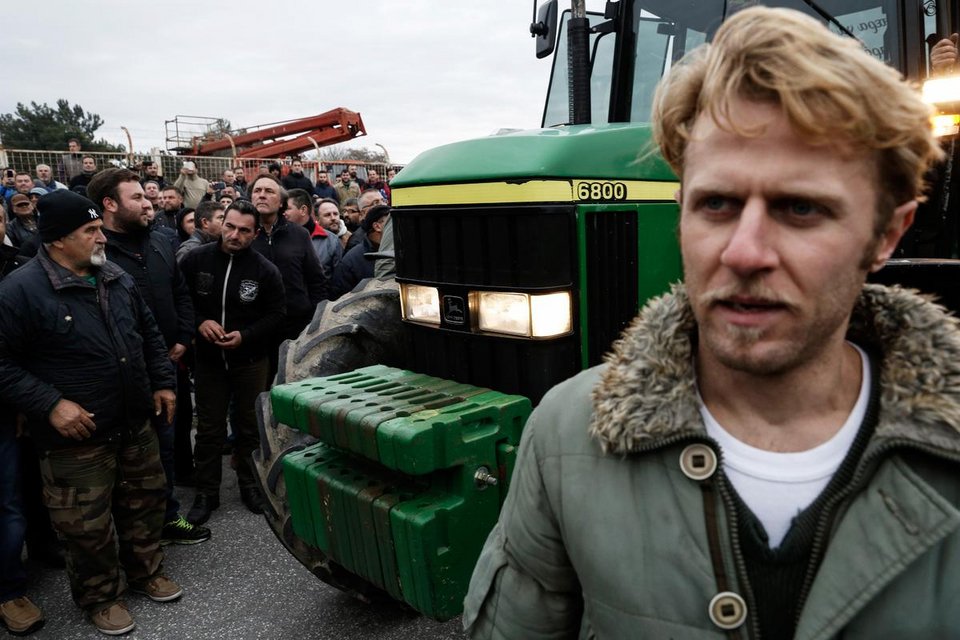 Στους δρόμους οι αγρότες για το ασφαλιστικό – Ενταση με την Αστυνομία [εικόνες & βίντεο] | iefimerida.gr 10