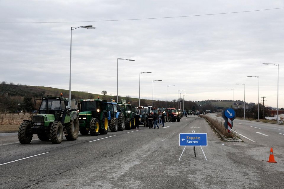 Στους δρόμους οι αγρότες για το ασφαλιστικό – Ενταση με την Αστυνομία [εικόνες & βίντεο] | iefimerida.gr 9