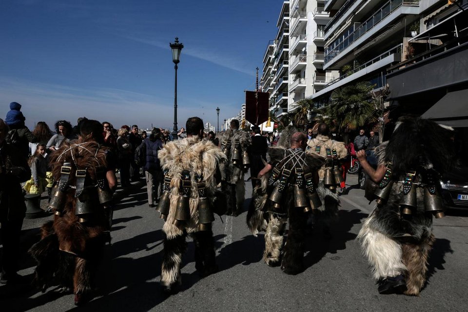 Η πιο «φασαριόζικη» παρέλαση -Νταούλια, χοροί και κουδούνες στους δρόμους της Θεσσαλονίκης [εικόνες]  | iefimerida.gr 9