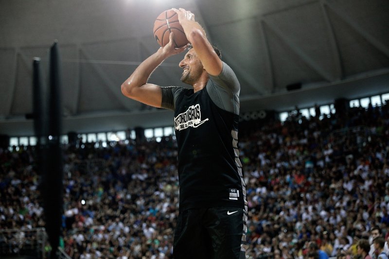 Αποθεώθηκαν τα αδέρφια Αντετοκούνμπο και οι διεθνείς του 2005 στο Nick Galis Hall [εικόνες &amp; βίντεο] | iefimerida.gr 2