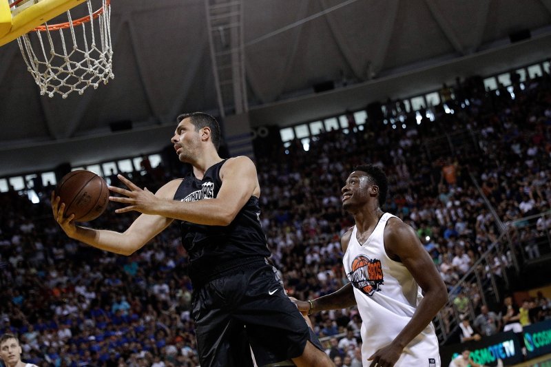 Αποθεώθηκαν τα αδέρφια Αντετοκούνμπο και οι διεθνείς του 2005 στο Nick Galis Hall [εικόνες &amp; βίντεο] | iefimerida.gr 3