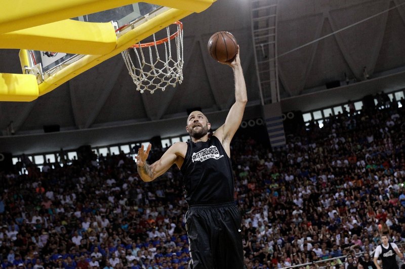 Αποθεώθηκαν τα αδέρφια Αντετοκούνμπο και οι διεθνείς του 2005 στο Nick Galis Hall [εικόνες &amp; βίντεο] | iefimerida.gr 4