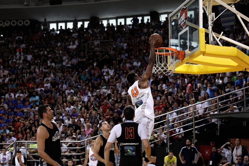 Αποθεώθηκαν τα αδέρφια Αντετοκούνμπο και οι διεθνείς του 2005 στο Nick Galis Hall [εικόνες &amp; βίντεο] | iefimerida.gr 1