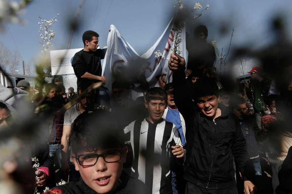 Ειδομένη: Πρόσφυγες με λουλούδια στον φράχτη γιορτάζουν την άνοιξη [εικόνες] | iefimerida.gr 1