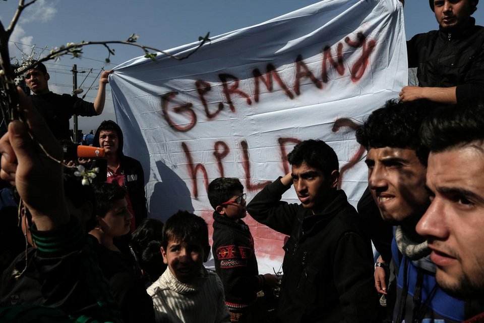 Ειδομένη: Πρόσφυγες με λουλούδια στον φράχτη γιορτάζουν την άνοιξη [εικόνες] | iefimerida.gr 2