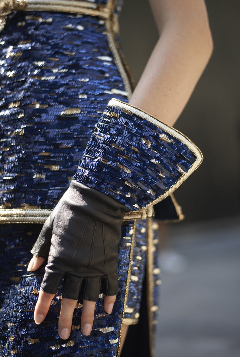Το μπλε και το μαύρο που σπάνε με χρυσές λάμψεις κυριαρχούν, θυμίζοντας παριζιάνικες νύχτες.