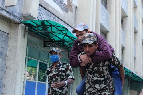 Θρίλερ με αμερικανικό ελικόπτερο στο Νεπάλ: Φόβοι ότι έπεσε ενώ έψαχνε επιζώντες από το σεισμό [εικόνες] | iefimerida.gr 5