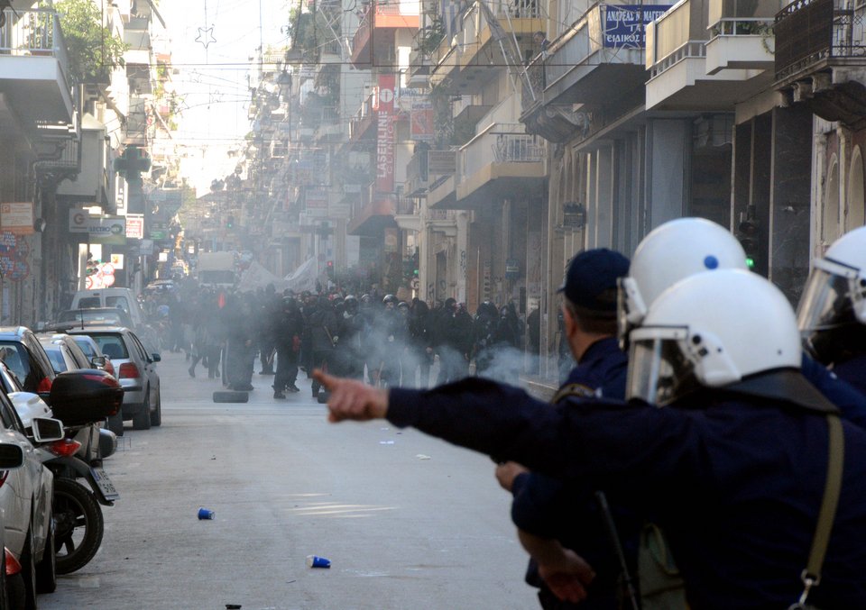 Επεισόδια στην πορεία για τον Γρηγορόπουλο στην Πάτρα -Πέντε συλλήψεις [εικόνες & βίντεο] | iefimerida.gr 0