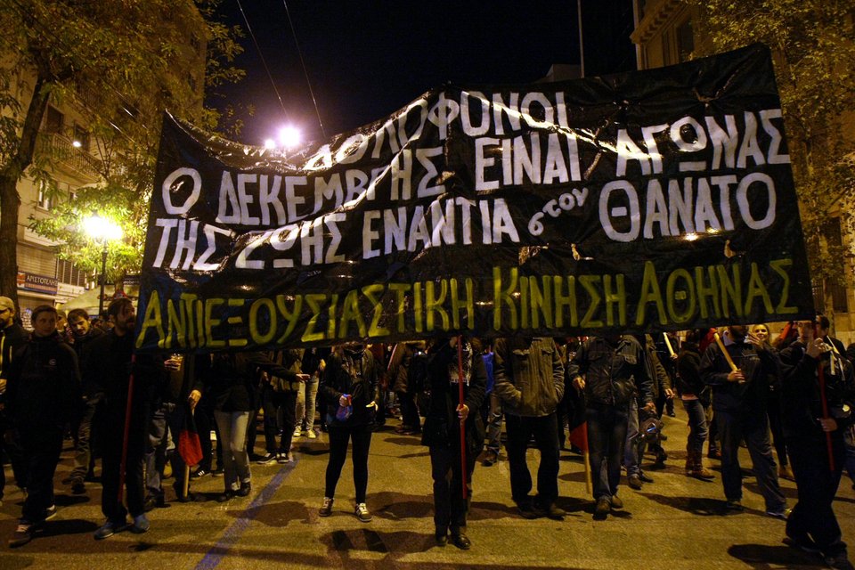 Κλεφτοπόλεμος ΜΑΤ-Κουκουλοφόρων στα Εξάρχεια [εικόνες & βίντεο] | iefimerida.gr 24