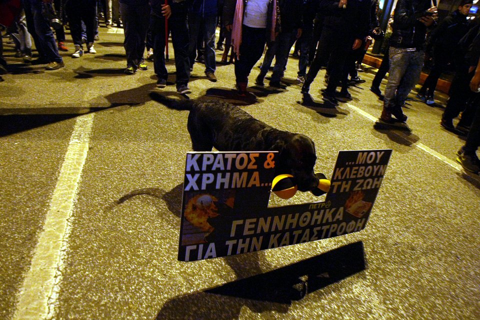 Κλεφτοπόλεμος ΜΑΤ-Κουκουλοφόρων στα Εξάρχεια [εικόνες & βίντεο] | iefimerida.gr 25