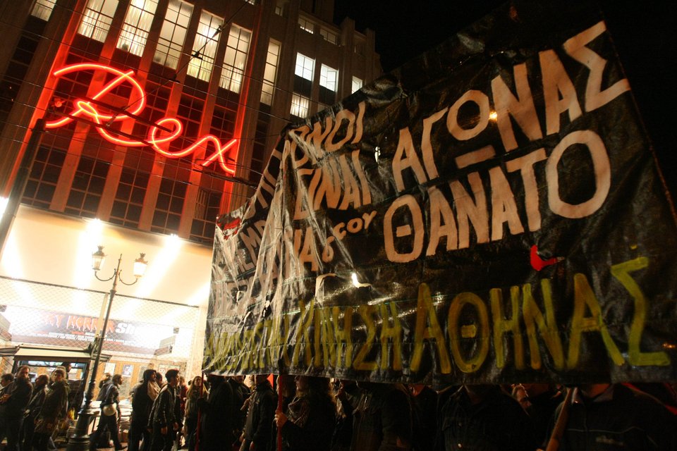 Κλεφτοπόλεμος ΜΑΤ-Κουκουλοφόρων στα Εξάρχεια [εικόνες & βίντεο] | iefimerida.gr 26