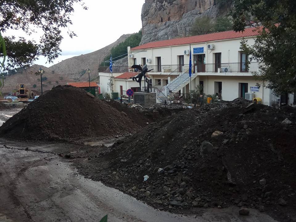 «Κατέβηκε το βουνό» στη Σαμοθράκη -Θάφτηκαν στη λάσπη σπίτια, ΙΧ & δρόμοι | iefimerida.gr 27