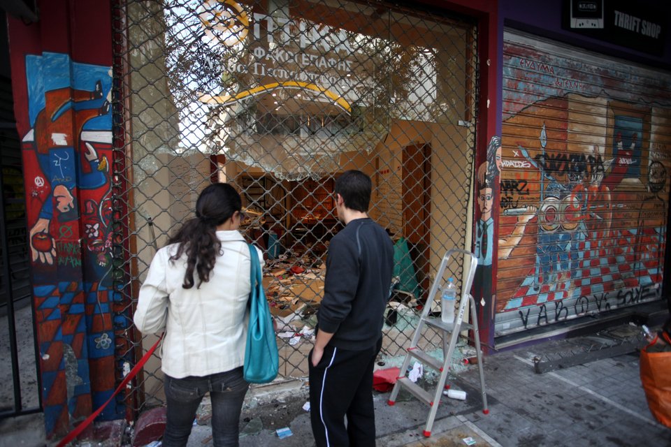 Εμπόλεμη ζώνη η Αθήνα -Καταστήματα κατεστραμμένα και λεηλατημένα μετά από το χάος [εικόνες] | iefimerida.gr 2