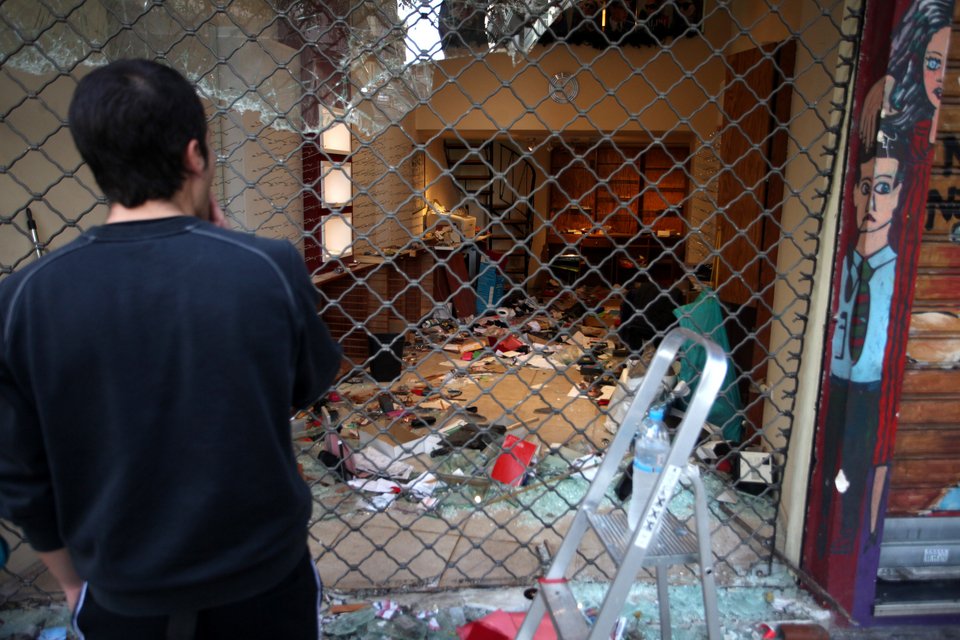 Εμπόλεμη ζώνη η Αθήνα -Καταστήματα κατεστραμμένα και λεηλατημένα μετά από το χάος [εικόνες] | iefimerida.gr 3