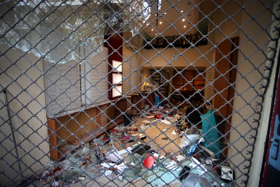 Εμπόλεμη ζώνη η Αθήνα -Καταστήματα κατεστραμμένα και λεηλατημένα μετά από το χάος [εικόνες] | iefimerida.gr 4