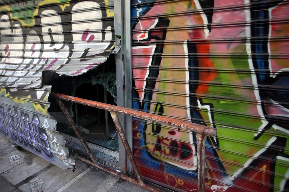 Εμπόλεμη ζώνη η Αθήνα -Καταστήματα κατεστραμμένα και λεηλατημένα μετά από το χάος [εικόνες] | iefimerida.gr 5