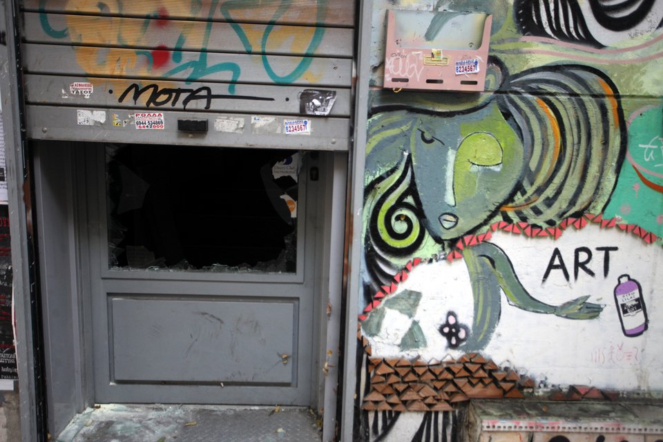 Εμπόλεμη ζώνη η Αθήνα -Καταστήματα κατεστραμμένα και λεηλατημένα μετά από το χάος [εικόνες] | iefimerida.gr 7