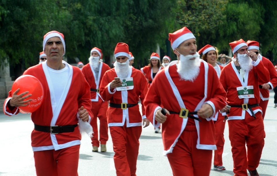 Μετά από τις μολότοφ, η Αθήνα γέμισε Αγιους Βασίληδες -Ντύθηκαν στα κόκκινα και έτρεξαν στους δρόμους [εικόνες] | iefimerida.gr 9