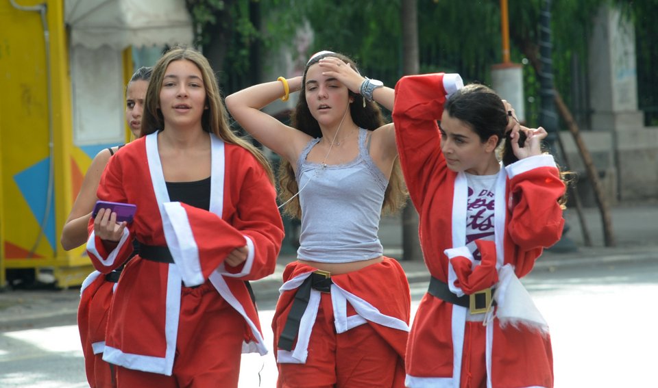 Μετά από τις μολότοφ, η Αθήνα γέμισε Αγιους Βασίληδες -Ντύθηκαν στα κόκκινα και έτρεξαν στους δρόμους [εικόνες] | iefimerida.gr 8