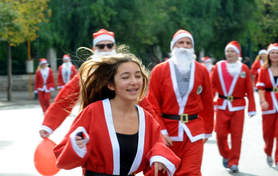 Μετά από τις μολότοφ, η Αθήνα γέμισε Αγιους Βασίληδες -Ντύθηκαν στα κόκκινα και έτρεξαν στους δρόμους [εικόνες] | iefimerida.gr 7