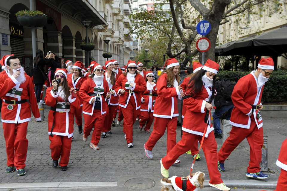 Μετά από τις μολότοφ, η Αθήνα γέμισε Αγιους Βασίληδες -Ντύθηκαν στα κόκκινα και έτρεξαν στους δρόμους [εικόνες] | iefimerida.gr 6