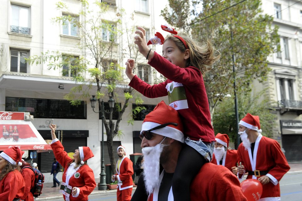 Μετά από τις μολότοφ, η Αθήνα γέμισε Αγιους Βασίληδες -Ντύθηκαν στα κόκκινα και έτρεξαν στους δρόμους [εικόνες] | iefimerida.gr 1