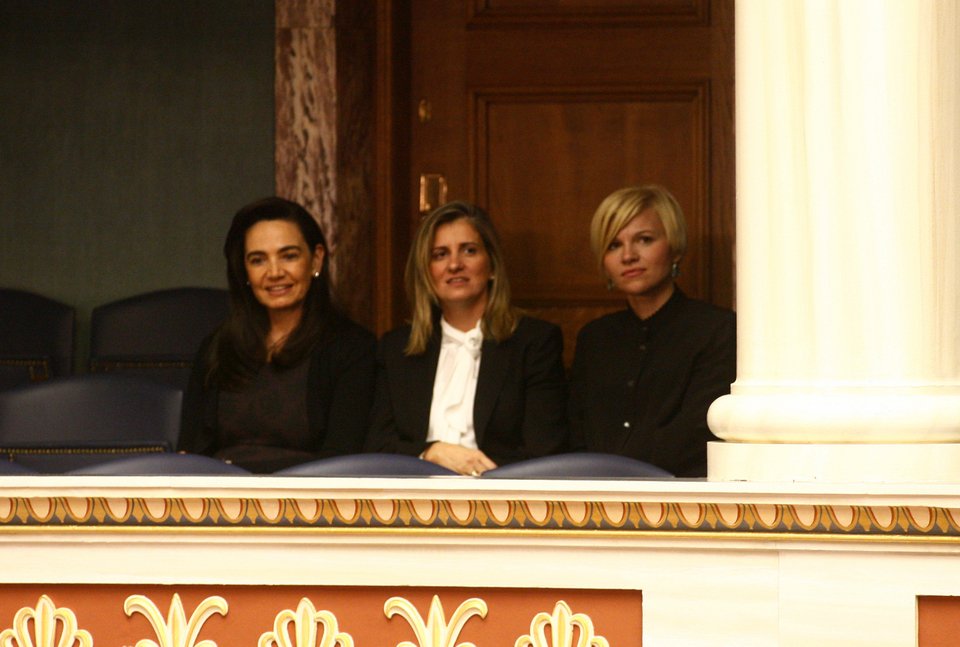 Η αγωνία της Γεωργίας Σαμαρά: Από τα θεωρεία της Βουλής παρακολουθεί τη συζήτηση για τον προϋπολογισμό [εικόνες] | iefimerida.gr 0