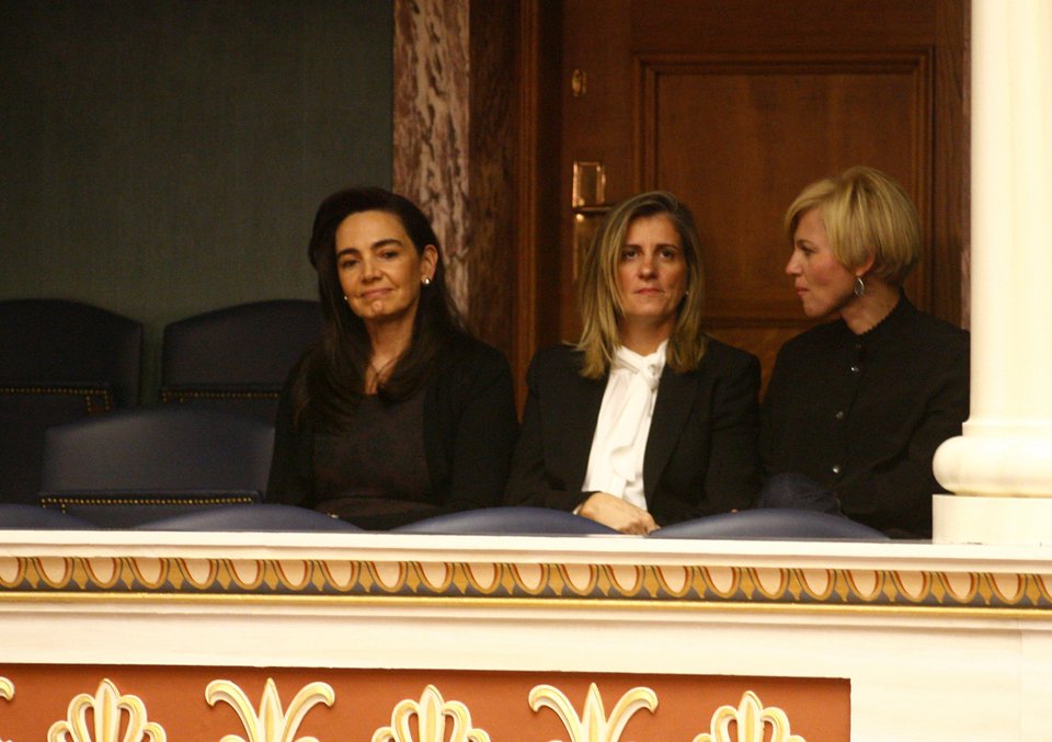 Η αγωνία της Γεωργίας Σαμαρά: Από τα θεωρεία της Βουλής παρακολουθεί τη συζήτηση για τον προϋπολογισμό [εικόνες] | iefimerida.gr 1