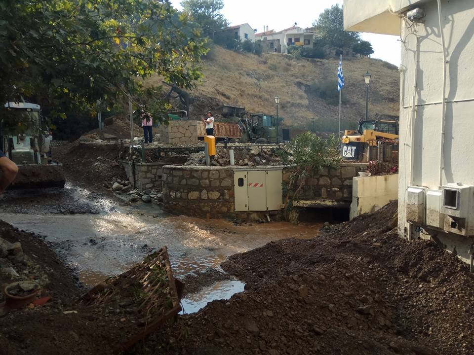 «Κατέβηκε το βουνό» στη Σαμοθράκη -Θάφτηκαν στη λάσπη σπίτια, ΙΧ & δρόμοι | iefimerida.gr 32